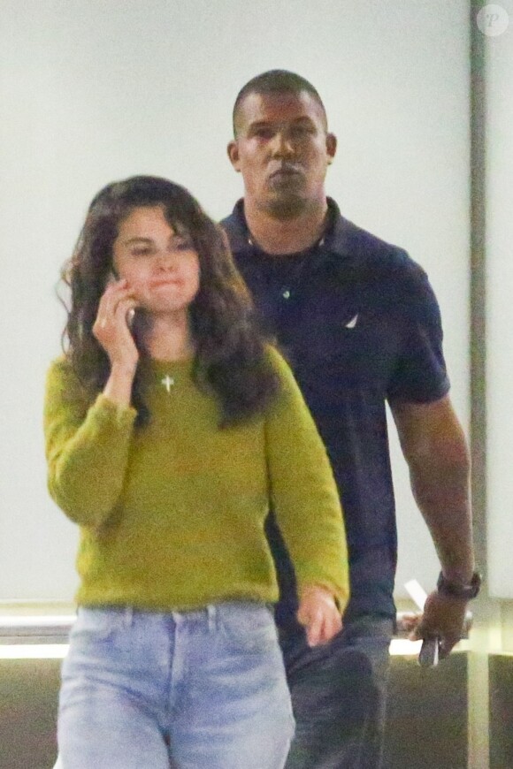 Exclusif - Selena Gomez, au téléphone, inquiète après l'overdose de son amie proche Demi Lovato à Los Angeles. Le 24 juillet 2018.