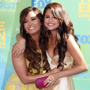 Demi Lovato et Selena Gomez à la cérémonie des Teen Choice Awards à Universal City le 7 août 2011