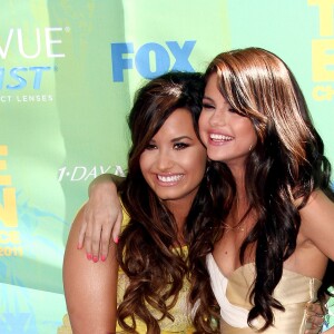 Demi Lovato et Selena Gomez à la cérémonie des Teen Choice Awards à Universal City le 7 août 2011