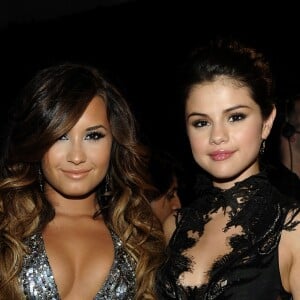 Demi Lovato et Selena Gomez aux MTV Video Music Awards au Nokia Theatre à Los Angeles, le 28 août 2011