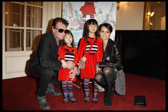 Laetica et Johnny Hallyday avec leurs filles Jade et Joy à Paris en novembre 2011