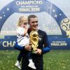 Antoine Griezmann avec la Coupe du monde et sa fille Mia lors de la finale de la Coupe du Monde de Football 2018 à Moscou, opposant la France à la Croatie à Moscou le 15 juillet 2018