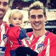 Antoine Griezmann avec sa fille Mia et son coéquipier de l'Atlético Madrid Diego Godin sur Instagram le 2 décembre 2017.