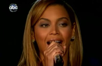 Beyoncé chante pour le président Obama et sa femme Michelle en 2008.