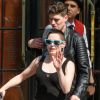 Exclusif - Rose McGowan et Rain Dove, le top model non binaire qui partage sa vie, quittent leur hôtel à New York, le 2 mai 2018.