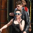 Exclusif - Rose McGowan et Rain Dove, le top model non binaire qui partage sa vie, quittent leur hôtel à New York, le 2 mai 2018.