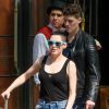 Exclusif - Rose McGowan et Rain Dove, le top model non-binaire qui partage sa vie, quittent leur hôtel à New York, le 2 mai 2018.