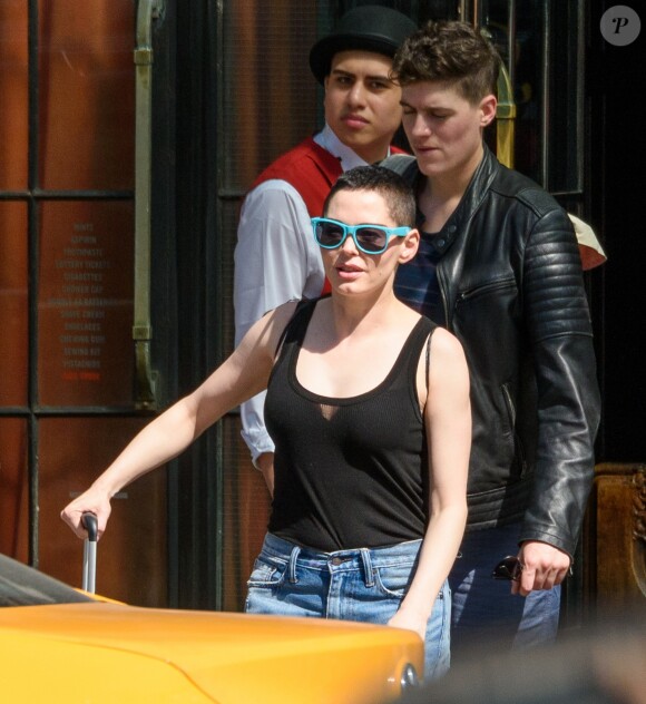 Exclusif - Rose McGowan et Rain Dove, le top model non-binaire qui partage sa vie, quittent leur hôtel à New York, le 2 mai 2018.