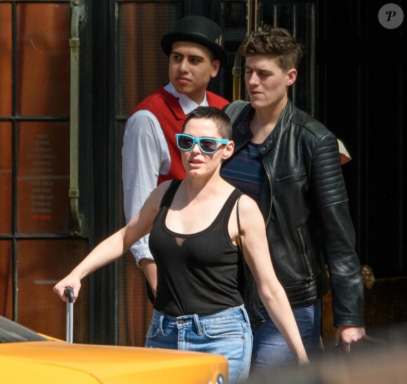 Exclusif - Rose McGowan et Rain Dove, le top model non-binaire qui partage sa vie, quittent leur hôtel à New York, le 2 mai 2018.