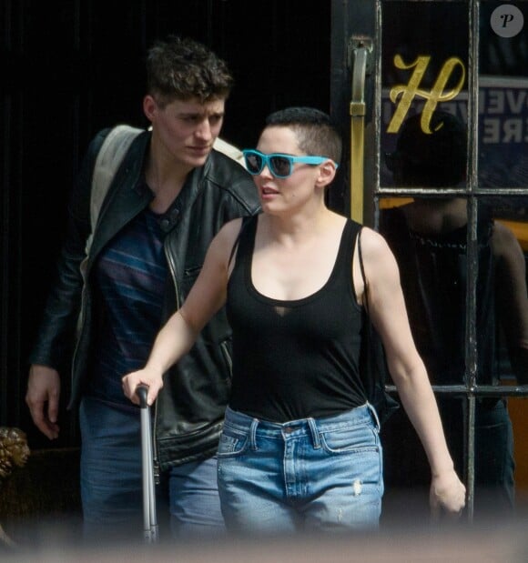 Exclusif - Rose McGowan et Rain Dove, le top model non-binaire qui partage sa vie, quittent leur hôtel à New York, le 2 mai 2018.