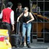 Exclusif - Rose McGowan et Rain Dove, le top model non-binaire qui partage sa vie, quittent leur hôtel à New York, le 2 mai 2018.