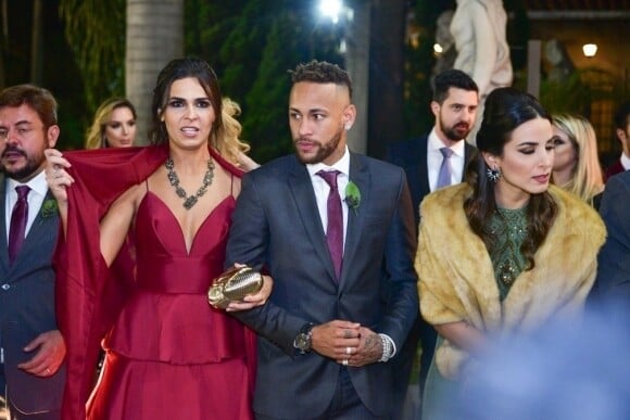 Neymar, accompagné d'une amie, arrive au mariage de Samara Costa et Marcio Spinelli à Sao Paulo au Brésil, le 26 juillet 2018.
