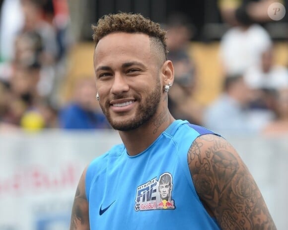 Neymar Jr et David Brazil assistent à la finale mondiale féminine de la compétition "Neymar Jr's Five" à Sao Paulo au Brésil, le 21 juillet 2018.
