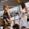 Melanie Page, Claude Deschamps sont de retour en bateau sur le port de Saint-Tropez le 30 juillet 2018.