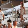 Géraldine Nakache avec un ami sont de retour en bateau sur le port de Saint-Tropez le 30 juillet 2018.