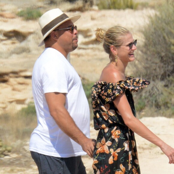 Exclusif - L'ex-footballeur brésilien Ronaldo en vacances avec sa compagne Celina Locks et des amis à Formentera, le 21 juillet 2018.