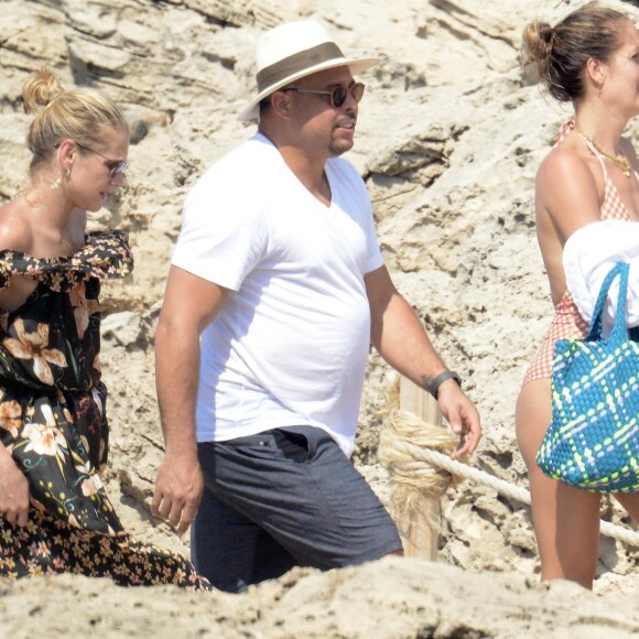 Exclusif - L'ex-footballeur brésilien Ronaldo en vacances avec sa compagne Celina Locks et des amis à Formentera, le 21 juillet 2018.
