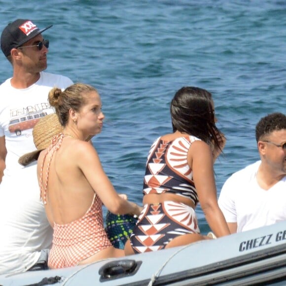 Exclusif - L'ex-footballeur brésilien Ronaldo en vacances avec sa compagne Celina Locks et des amis à Formentera, le 21 juillet 2018.