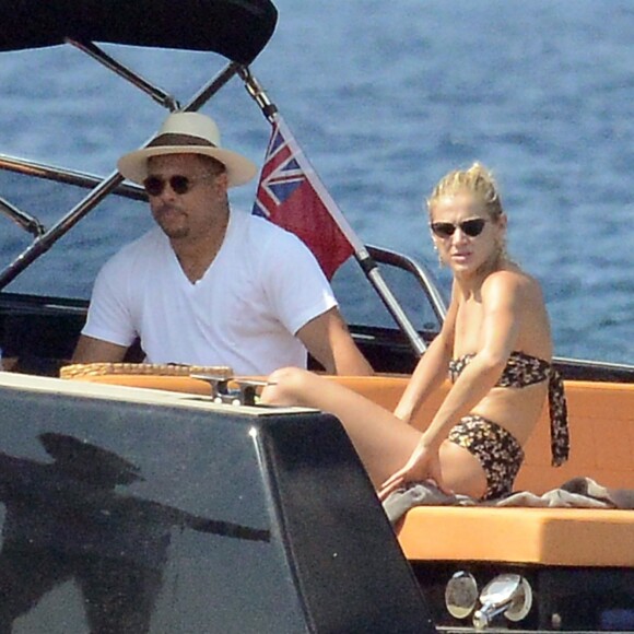 Exclusif - L'ex-footballeur brésilien Ronaldo en vacances avec sa compagne Celina Locks et des amis à Formentera, le 21 juillet 2018.
