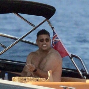 Exclusif - L'ex-footballeur brésilien Ronaldo en vacances avec sa compagne Celina Locks et des amis à Formentera, le 21 juillet 2018.