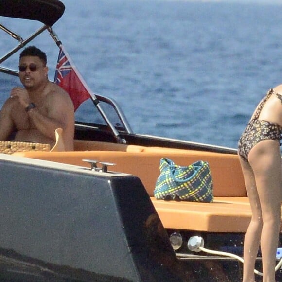 Exclusif - L'ex-footballeur brésilien Ronaldo en vacances avec sa compagne Celina Locks et des amis à Formentera, le 21 juillet 2018.