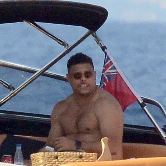 Exclusif - L'ex-footballeur brésilien Ronaldo en vacances avec sa compagne Celina Locks et des amis à Formentera, le 21 juillet 2018.