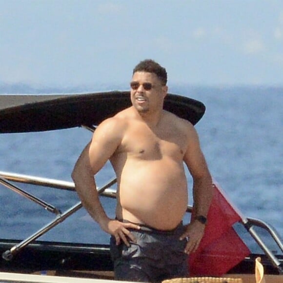 Exclusif - L'ex-footballeur brésilien Ronaldo en vacances avec sa compagne Celina Locks et des amis à Formentera, le 21 juillet 2018.