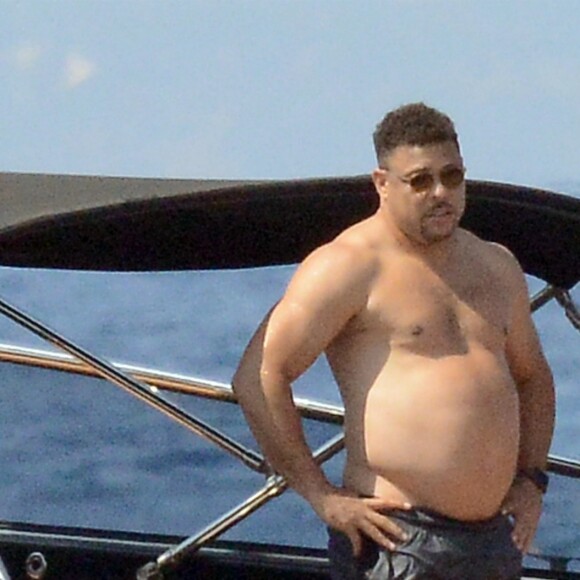 Exclusif - L'ex-footballeur brésilien Ronaldo en vacances avec sa compagne Celina Locks et des amis à Formentera, le 21 juillet 2018.