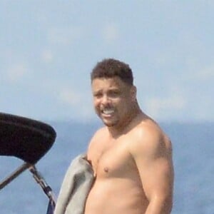 Exclusif - L'ex-footballeur brésilien Ronaldo en vacances avec sa compagne Celina Locks et des amis à Formentera, le 21 juillet 2018.