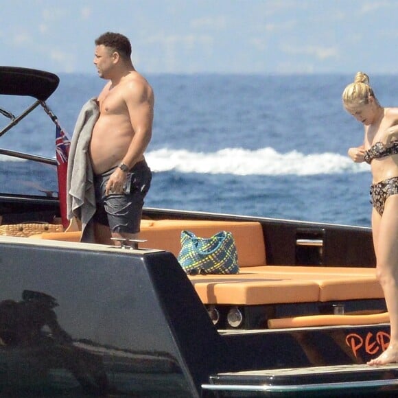 Exclusif - L'ex-footballeur brésilien Ronaldo en vacances avec sa compagne Celina Locks et des amis à Formentera, le 21 juillet 2018.