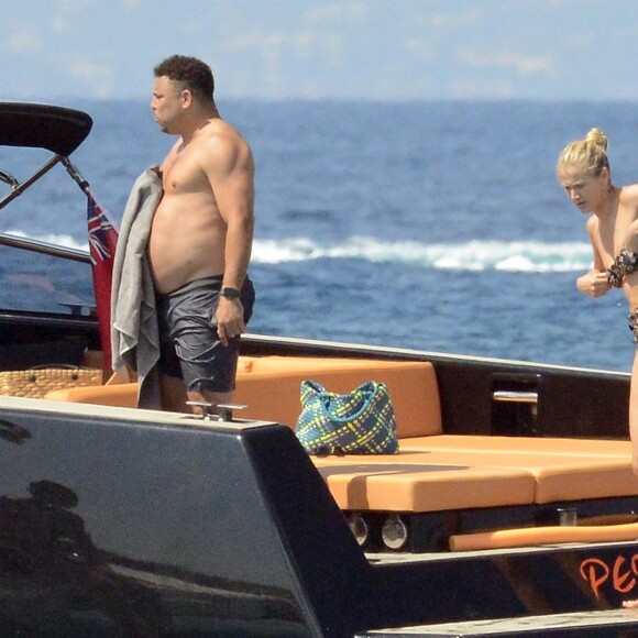 Exclusif - L'ex-footballeur brésilien Ronaldo en vacances avec sa compagne Celina Locks et des amis à Formentera, le 21 juillet 2018.