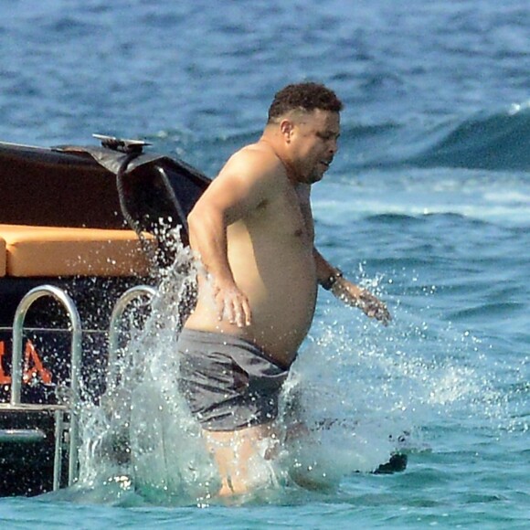 Exclusif - L'ex-footballeur brésilien Ronaldo en vacances avec sa compagne Celina Locks et des amis à Formentera, le 21 juillet 2018.