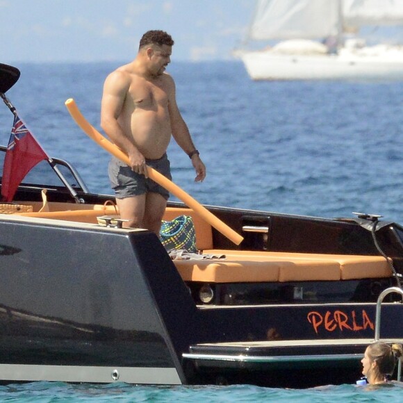 Exclusif - L'ex-footballeur brésilien Ronaldo en vacances avec sa compagne Celina Locks et des amis à Formentera, le 21 juillet 2018.