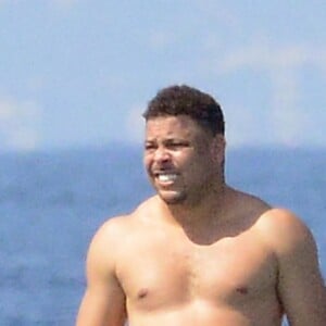 Exclusif - L'ex-footballeur brésilien Ronaldo en vacances avec sa compagne Celina Locks et des amis à Formentera, le 21 juillet 2018.