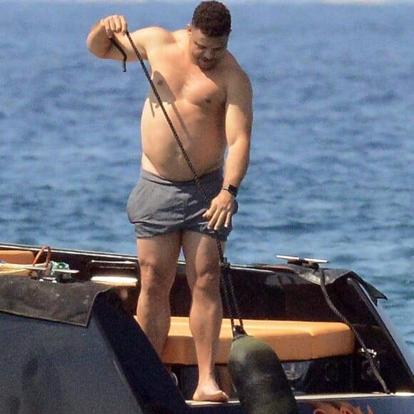 Exclusif - L'ex-footballeur brésilien Ronaldo en vacances avec sa compagne Celina Locks et des amis à Formentera, le 21 juillet 2018.