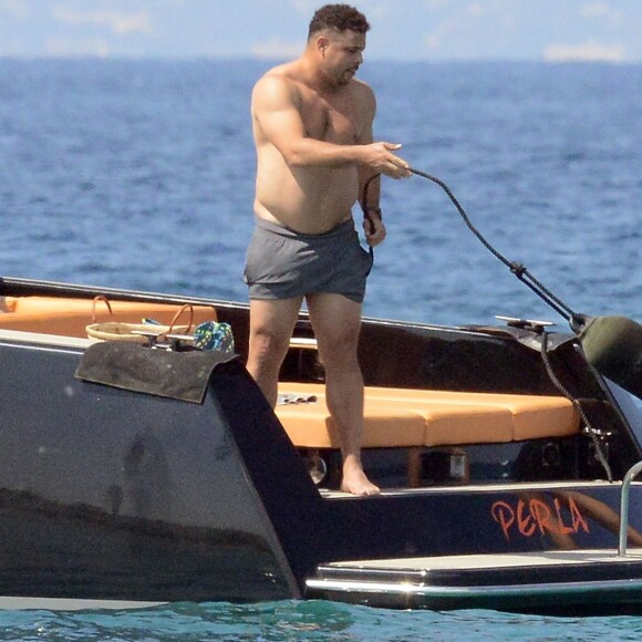 Exclusif - L'ex-footballeur brésilien Ronaldo en vacances avec sa compagne Celina Locks et des amis à Formentera, le 21 juillet 2018.