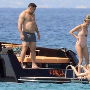 Exclusif - L'ex-footballeur brésilien Ronaldo en vacances avec sa compagne Celina Locks et des amis à Formentera, le 21 juillet 2018.