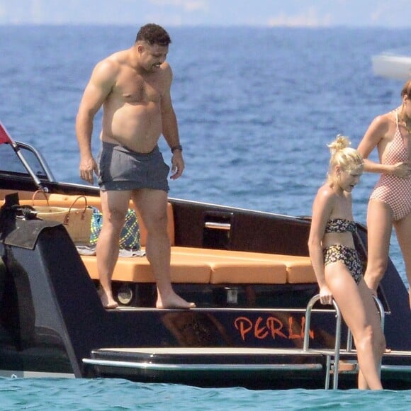 Exclusif - L'ex-footballeur brésilien Ronaldo en vacances avec sa compagne Celina Locks et des amis à Formentera, le 21 juillet 2018.