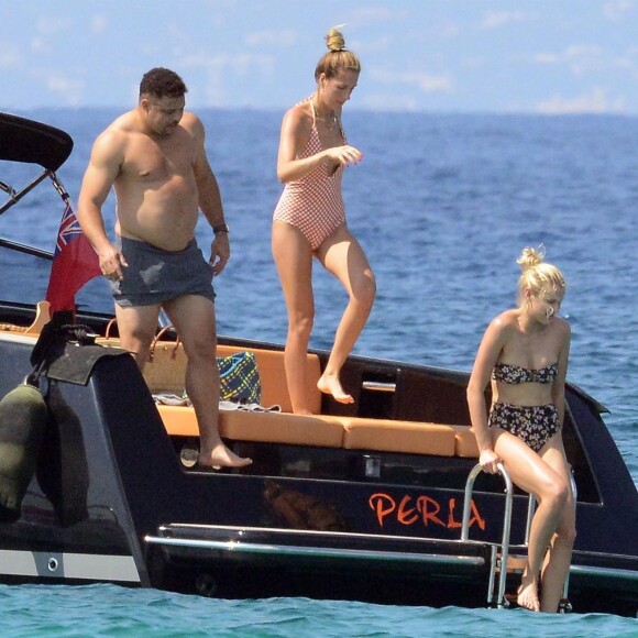 Exclusif - L'ex-footballeur brésilien Ronaldo en vacances avec sa compagne Celina Locks et des amis à Formentera, le 21 juillet 2018.