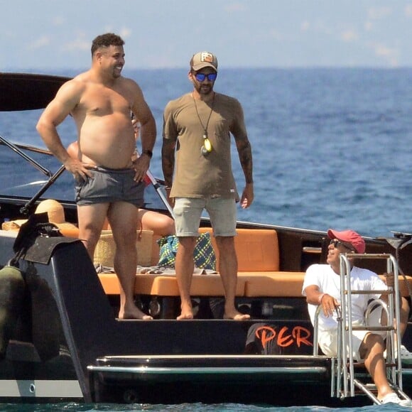 Exclusif - L'ex-footballeur brésilien Ronaldo en vacances avec sa compagne Celina Locks et des amis à Formentera, le 21 juillet 2018.