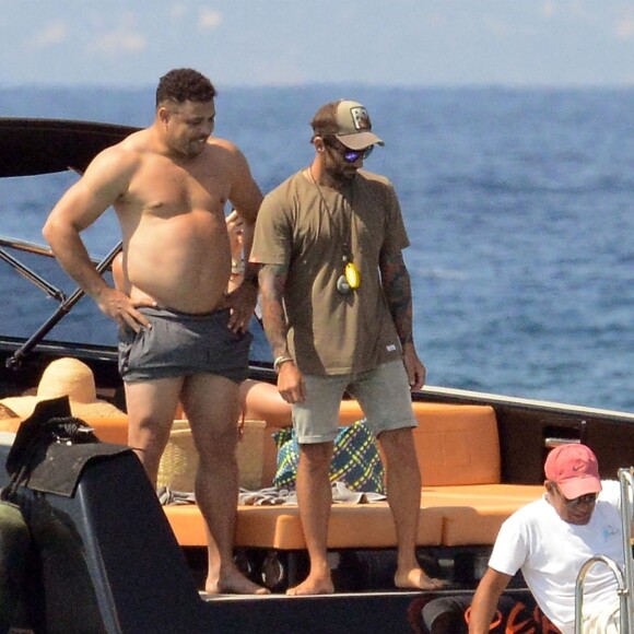 Exclusif - L'ex-footballeur brésilien Ronaldo en vacances avec sa compagne Celina Locks et des amis à Formentera, le 21 juillet 2018.