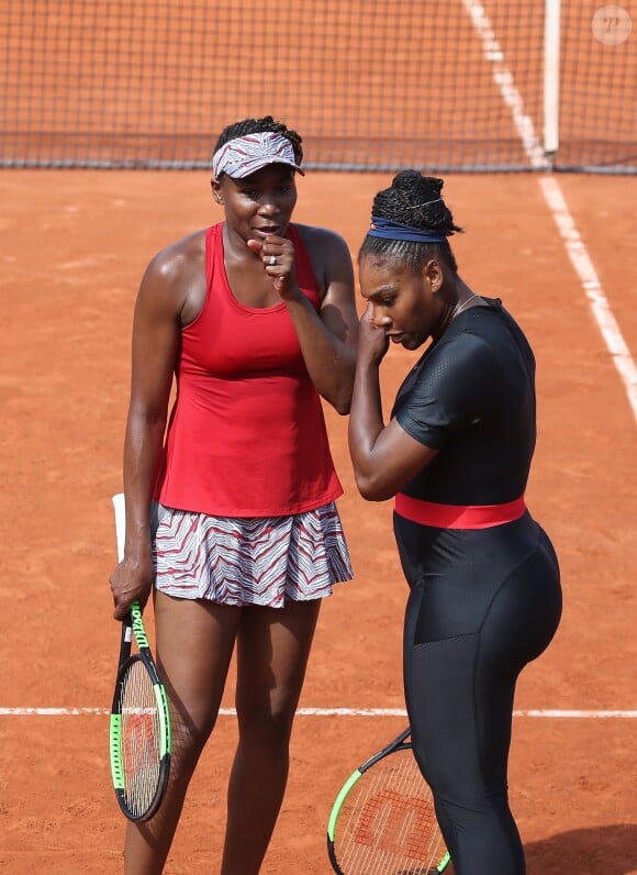 Serena et Venus Williams en double féminin lors des internationaux de tennis de Roland Garros à Paris, France, le 3 juin 2018. © Dominique Jacovides - Cyril Moreau/Bestimage