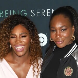 Serena Williams et sa sœur Venus Williams à la première du documentaire 'Being Serena' à New York, le 25 avril 2018