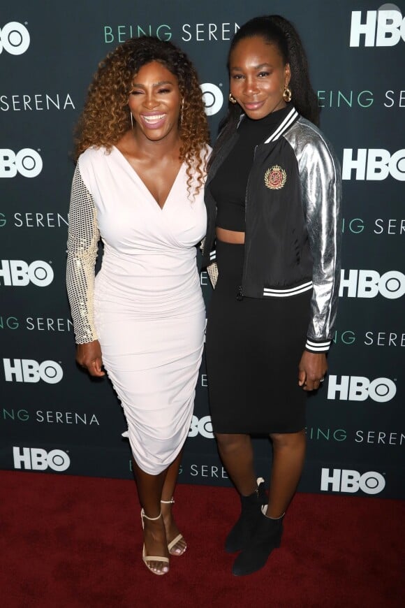 Serena Williams et sa sœur Venus Williams à la première du documentaire 'Being Serena' à New York, le 25 avril 2018