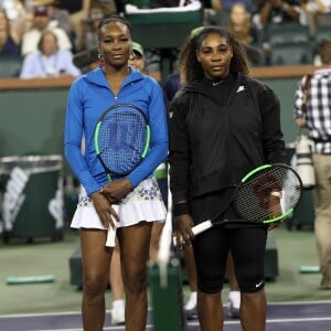 Serena Williams a été battue, 6-3, 6-4, par sa soeur Venus au 3e tour du tournoi BNP Paribas Open d'Indian Wells, Californie, Etats-Unis, le 12 mars 2018.