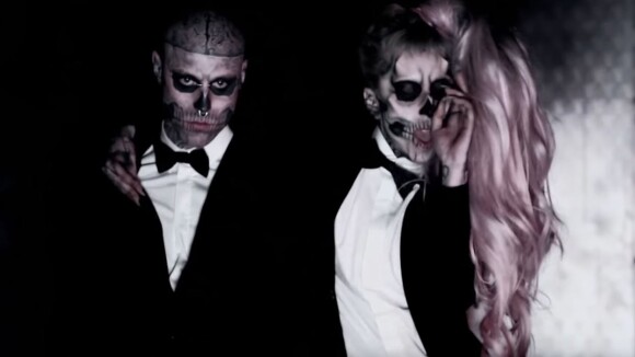 Lady Gaga et Rick Genest dans le clip de "Born This Way". Février 2011.