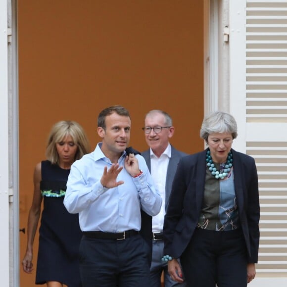 Le président Emmanuel Macron et sa femme la première dame Brigitte Macron reçoivent la première ministre britannique Theresa May et son mari Philip May au Fort de Brégançon le 3 août 2018. © Franz Chavaroche / Nice Matin / Bestimage