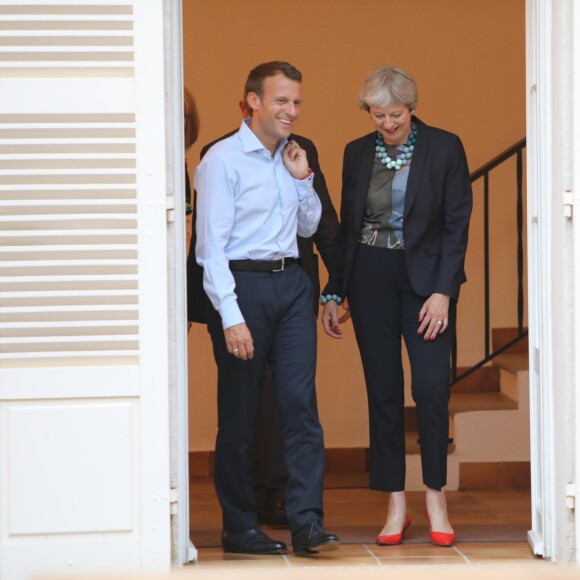 Le président Emmanuel Macron et sa femme la première dame Brigitte Macron reçoivent la première ministre britannique Theresa May et son mari Philip May au Fort de Brégançon le 3 août 2018. © Franz Chavaroche / Nice Matin / Bestimage