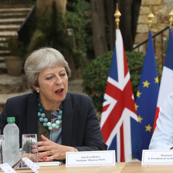 Le président Emmanuel Macron rencontre la première ministre britannique Theresa May au Fort de Brégançon. Lors de sa première soirée sur son lieu de vacances de la Côte d'Azur, le président français a reçu la première ministre du Royaume-Uni pour s'entretenir des négociations sur le Brexi le 3 août 2018. © Boutria / Chavaroche / Nice Matin /Bestimage