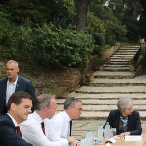 Le président Emmanuel Macron rencontre la première ministre britannique Theresa May au Fort de Brégançon. Lors de sa première soirée sur son lieu de vacances de la Côte d'Azur, le président français a reçu la première ministre du Royaume-Uni pour s'entretenir des négociations sur le Brexi le 3 août 2018. © Boutria / Chavaroche / Nice Matin /Bestimage